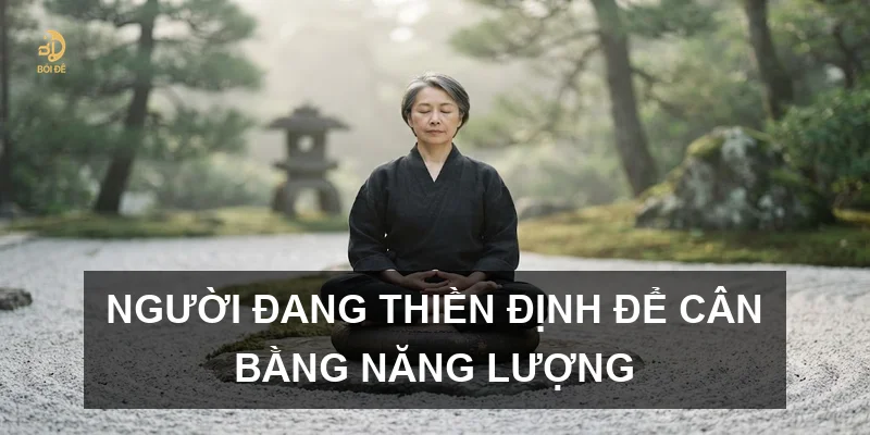 Người đang thiền định để cân bằng năng lượng