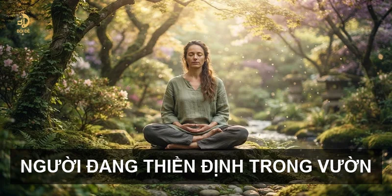 Người đang thiền định trong vườn