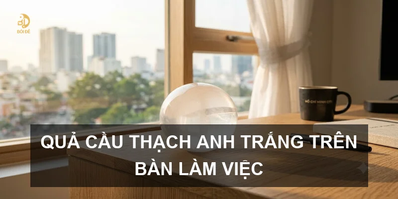 Quả cầu thạch anh trắng trên bàn làm việc