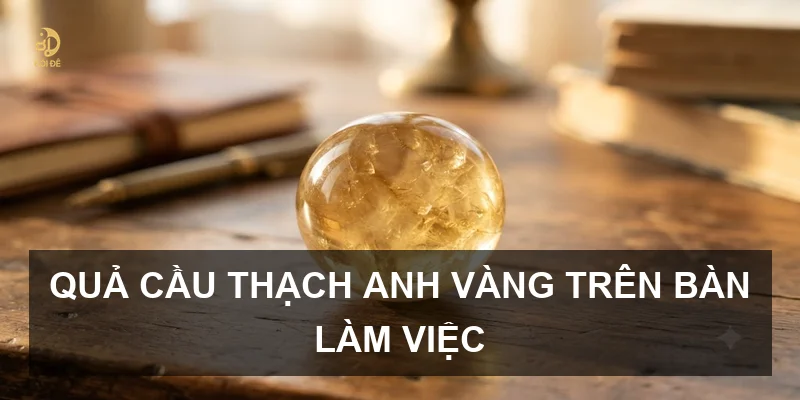 Quả cầu thạch anh vàng trên bàn làm việc