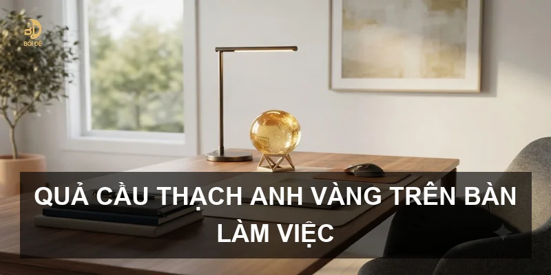 Quả cầu thạch anh vàng trên bàn làm việc