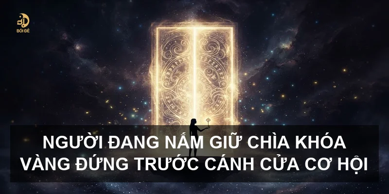 Người đang nắm giữ chìa khóa vàng đứng trước cánh cửa cơ hội