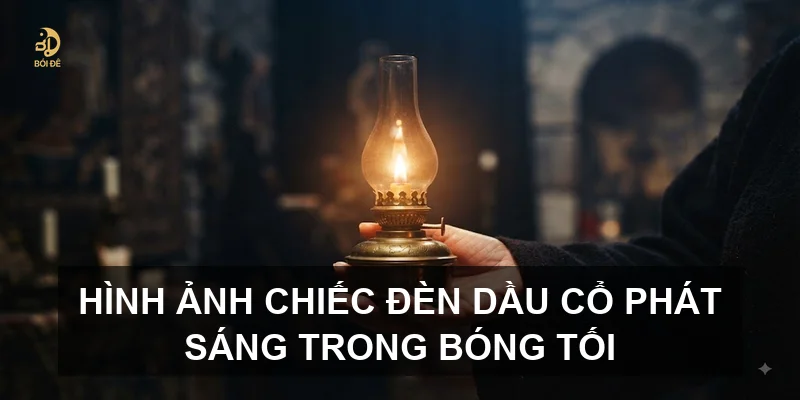 Hình ảnh chiếc đèn dầu cổ phát sáng trong bóng tối