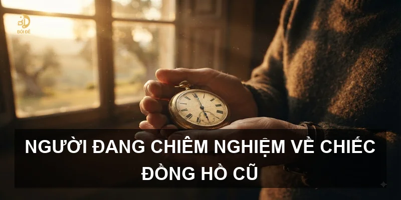 Người đang chiêm nghiệm về chiếc đồng hồ cũ