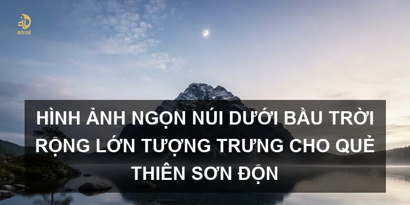Hình ảnh ngọn núi dưới bầu trời rộng lớn tượng trưng cho quẻ Thiên Sơn Độn