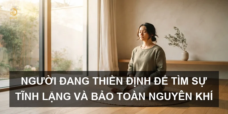 Người đang thiền định để tìm sự tĩnh lặng và bảo toàn nguyên khí