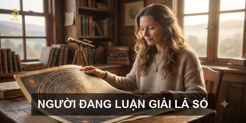 Người đang luận giải lá số