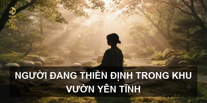 Người đang thiền định trong khu vườn yên tĩnh