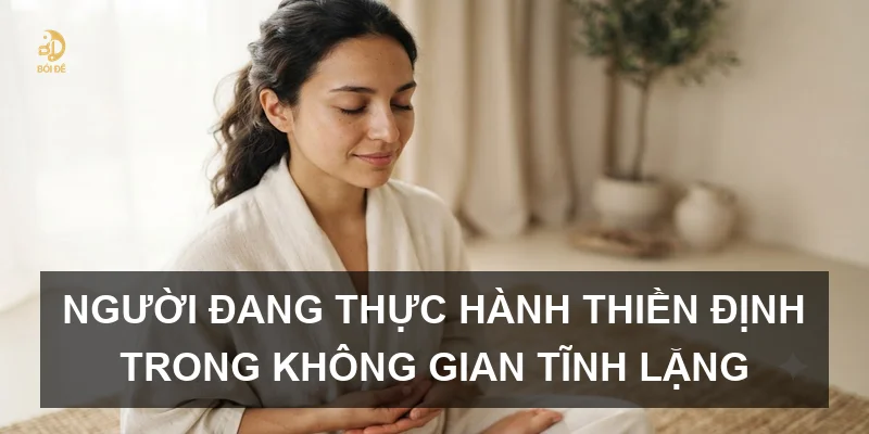 Người đang thực hành thiền định trong không gian tĩnh lặng
