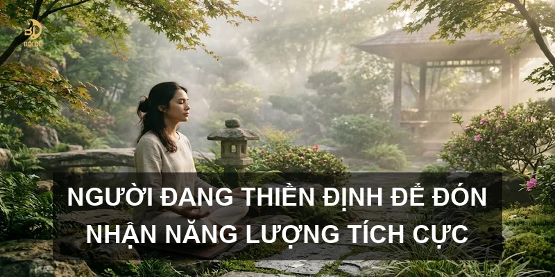 Người đang thiền định để đón nhận năng lượng tích cực
