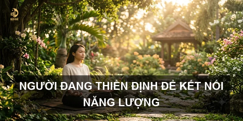 Người đang thiền định để kết nối năng lượng