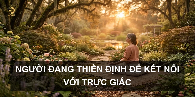 Người đang thiền định để kết nối với trực giác