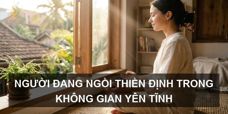 Người đang ngồi thiền định trong không gian yên tĩnh